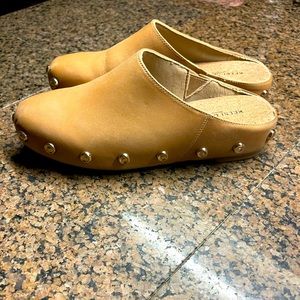 Kelsi Dagger coin clog